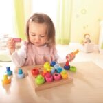 Drevená vkladačka a nastokávanie dúhové krúžky