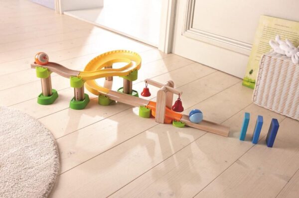 Kullerbu drevená guličková dráha so zvončekmi a dominom